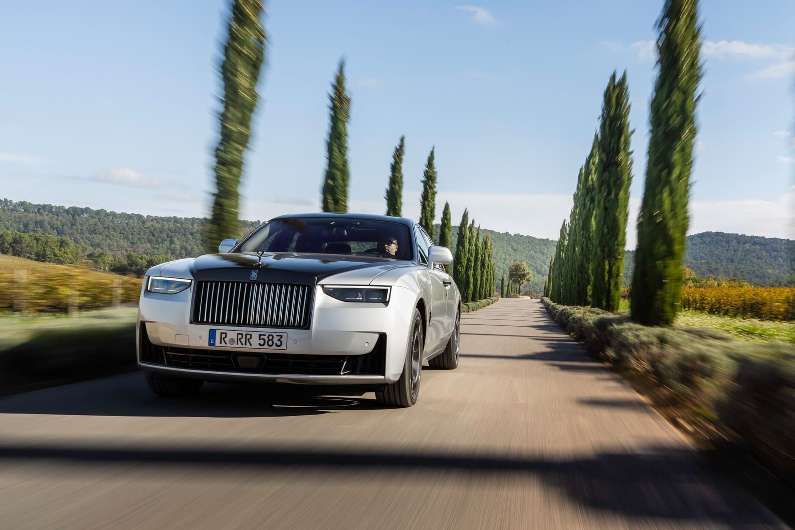 2025 - ROLLS-ROYCE BLACK BADGE GHOST SERIES II ‘AESTHETE’ IN JUBILEE SILVER AND BLACK, foto 1