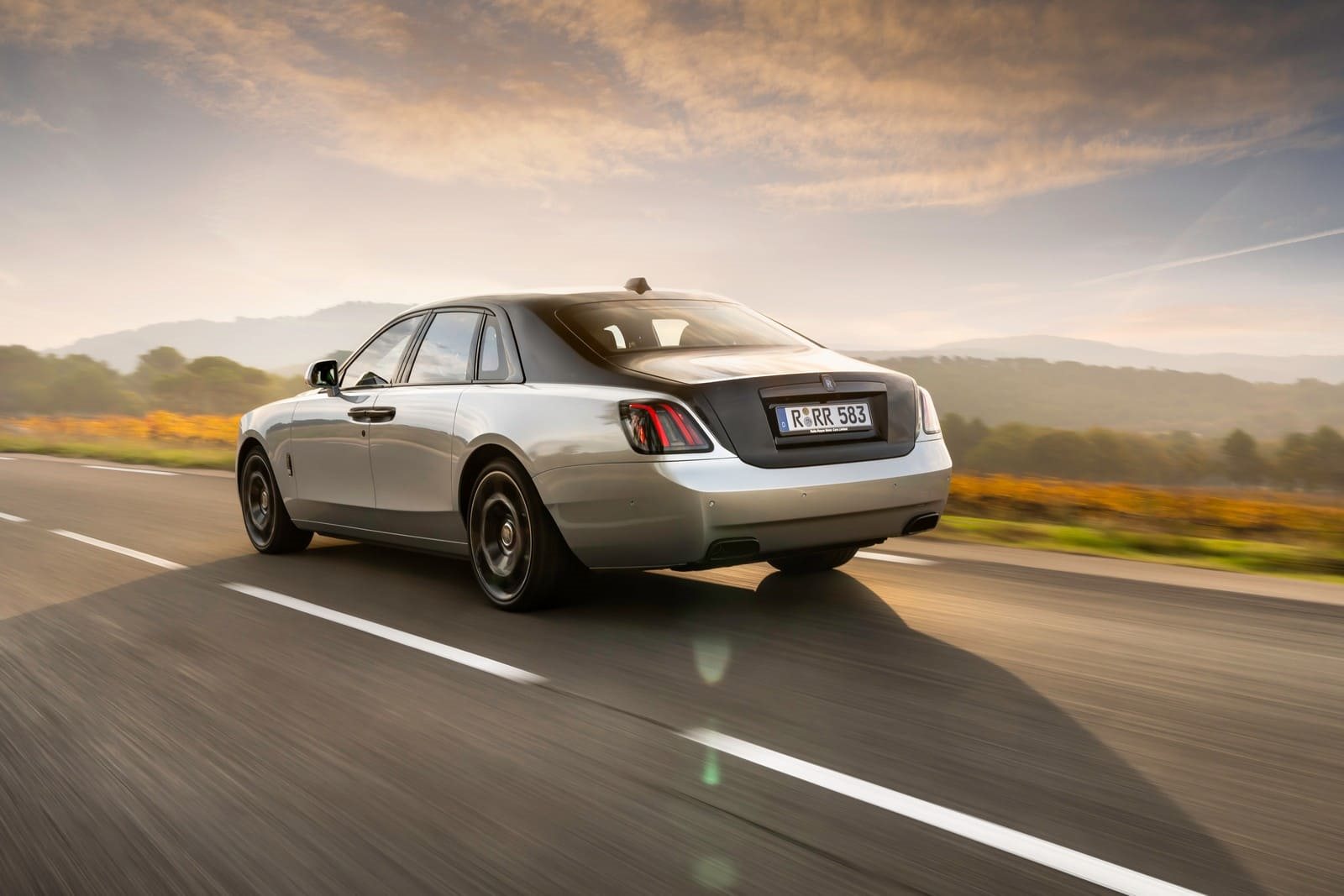 2025 - ROLLS-ROYCE BLACK BADGE GHOST SERIES II ‘AESTHETE’ IN JUBILEE SILVER AND BLACK, foto 2