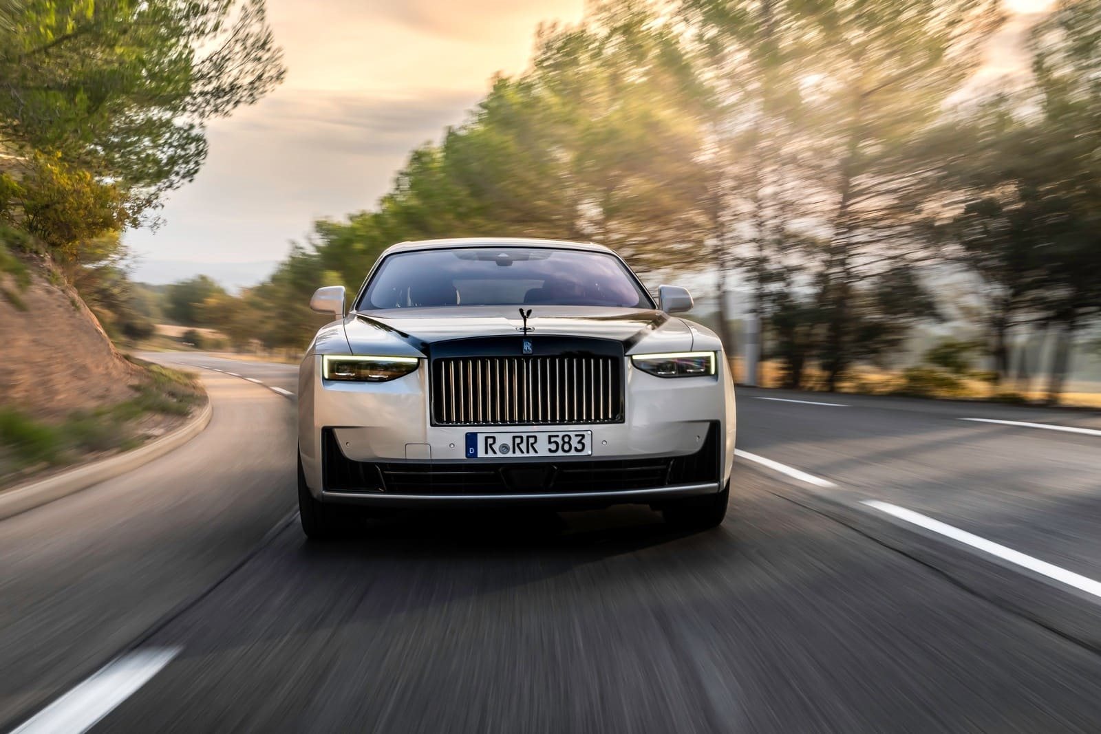 2025 - ROLLS-ROYCE BLACK BADGE GHOST SERIES II ‘AESTHETE’ IN JUBILEE SILVER AND BLACK, foto 3