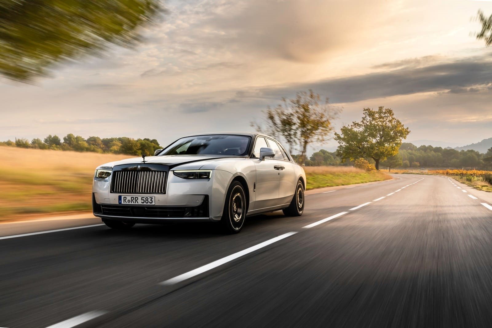 2025 - ROLLS-ROYCE BLACK BADGE GHOST SERIES II ‘AESTHETE’ IN JUBILEE SILVER AND BLACK, foto 4