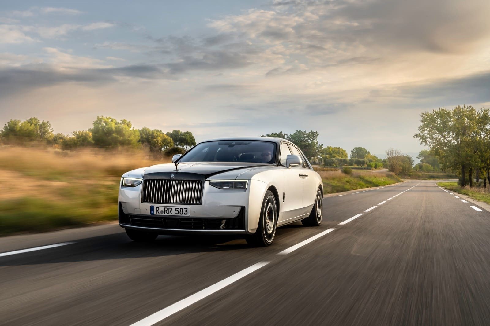 2025 - ROLLS-ROYCE BLACK BADGE GHOST SERIES II ‘AESTHETE’ IN JUBILEE SILVER AND BLACK, foto 5