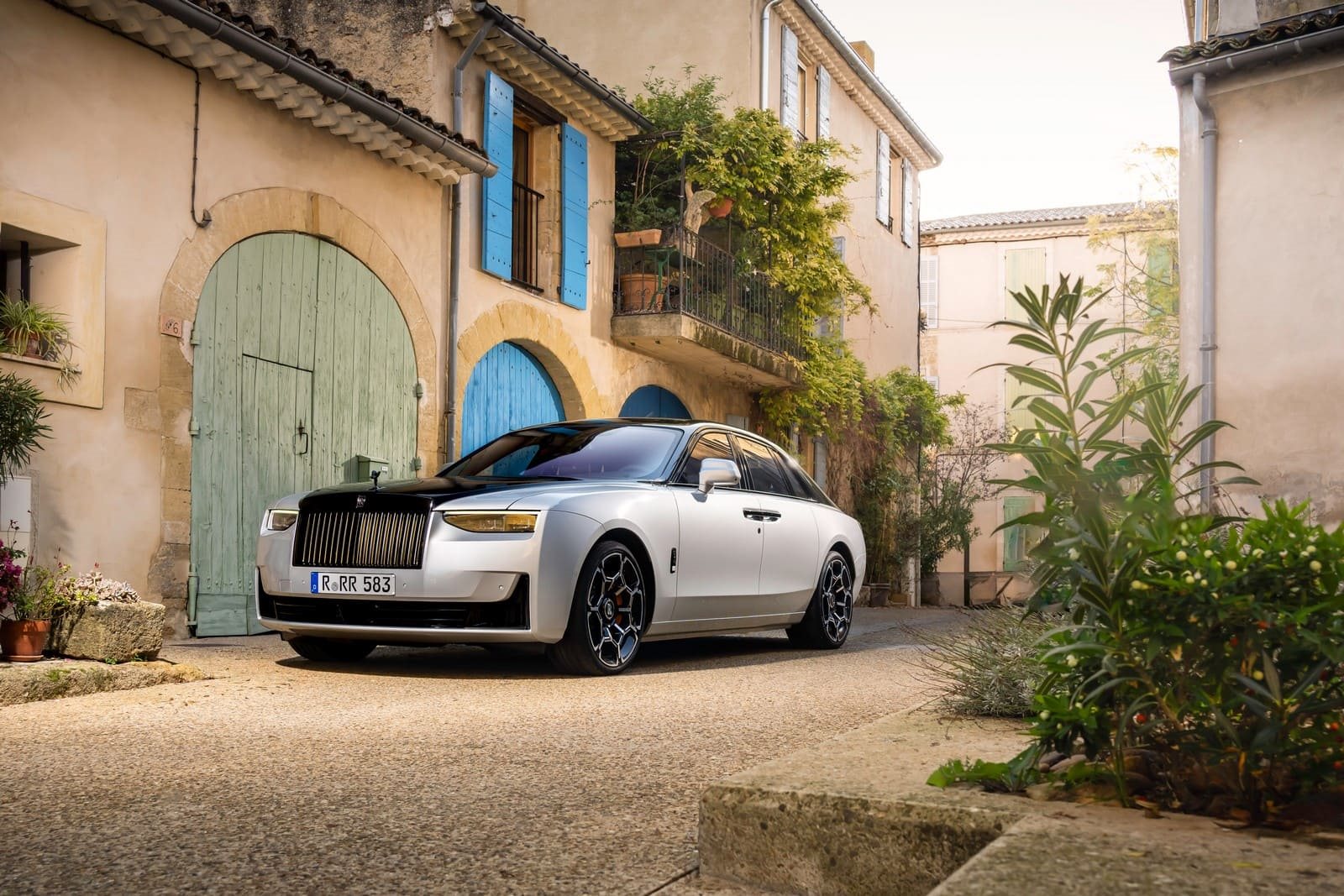 2025 - ROLLS-ROYCE BLACK BADGE GHOST SERIES II ‘AESTHETE’ IN JUBILEE SILVER AND BLACK, foto 6