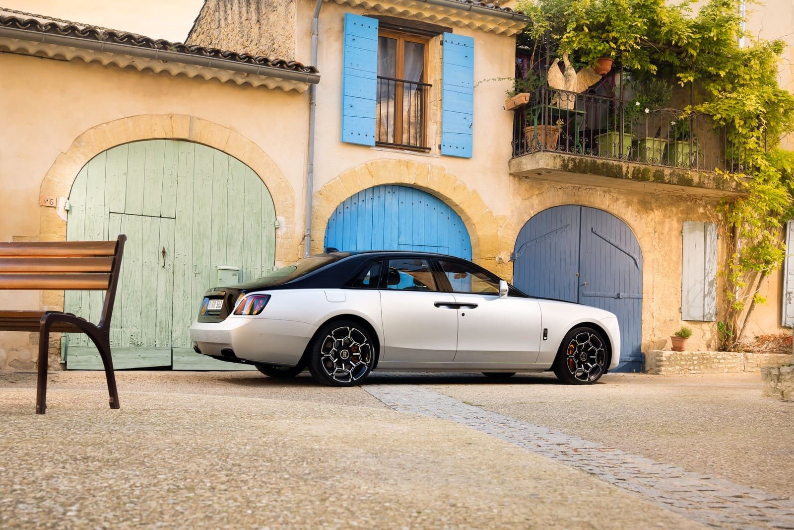 2025 - ROLLS-ROYCE BLACK BADGE GHOST SERIES II ‘AESTHETE’ IN JUBILEE SILVER AND BLACK, foto 7