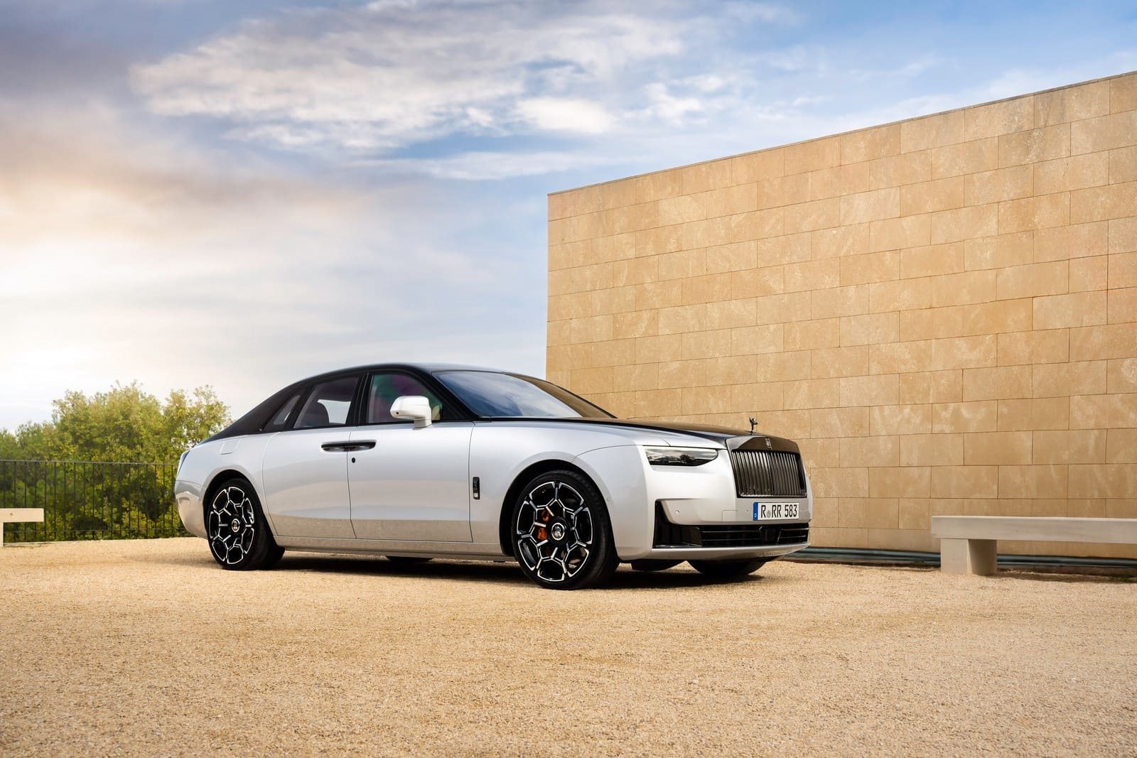 2025 - ROLLS-ROYCE BLACK BADGE GHOST SERIES II ‘AESTHETE’ IN JUBILEE SILVER AND BLACK, foto 8