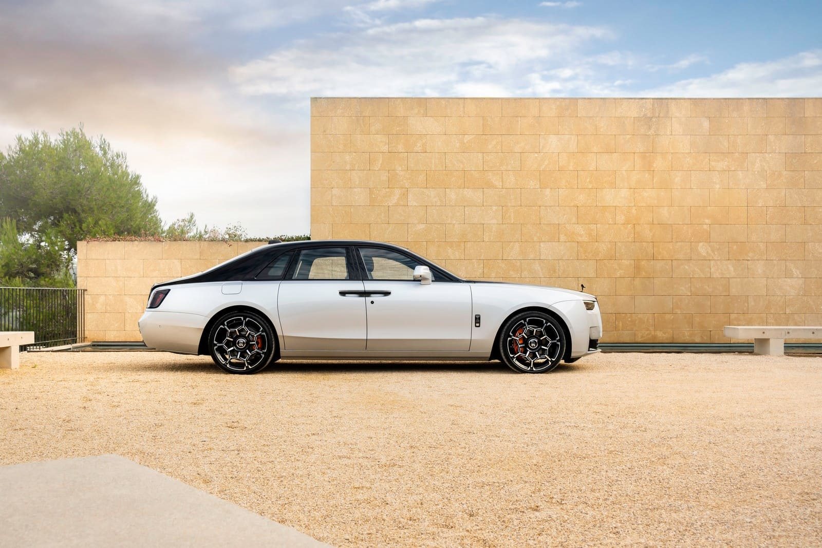 2025 - ROLLS-ROYCE BLACK BADGE GHOST SERIES II ‘AESTHETE’ IN JUBILEE SILVER AND BLACK, foto 9