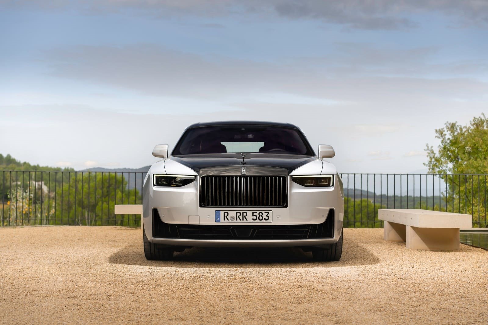 2025 - ROLLS-ROYCE BLACK BADGE GHOST SERIES II ‘AESTHETE’ IN JUBILEE SILVER AND BLACK, foto 10