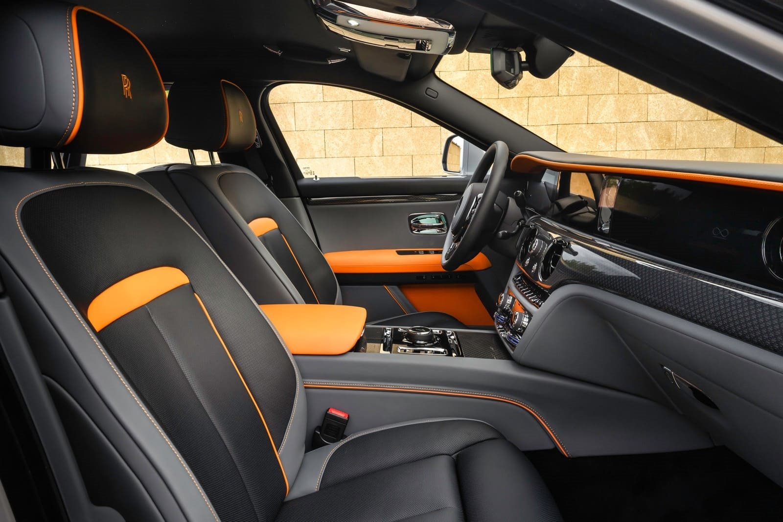 2025 - ROLLS-ROYCE BLACK BADGE GHOST SERIES II ‘AESTHETE’ IN JUBILEE SILVER AND BLACK, foto 11