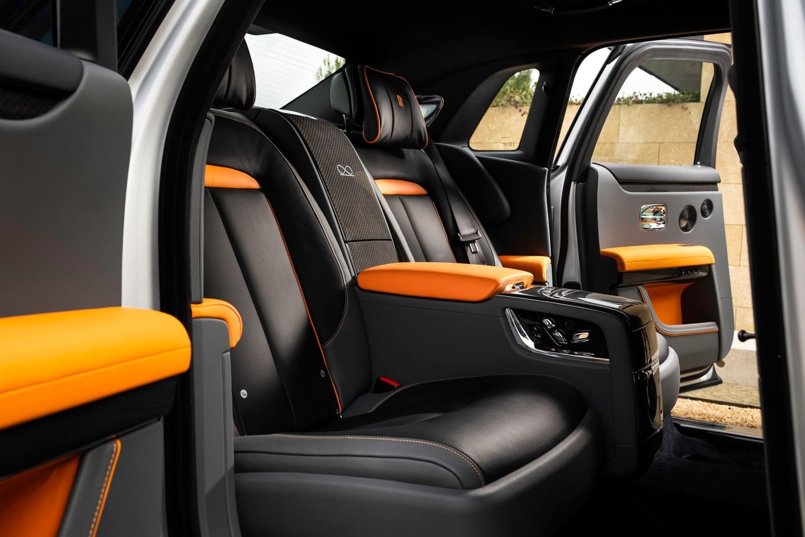2025 - ROLLS-ROYCE BLACK BADGE GHOST SERIES II ‘AESTHETE’ IN JUBILEE SILVER AND BLACK, foto 13