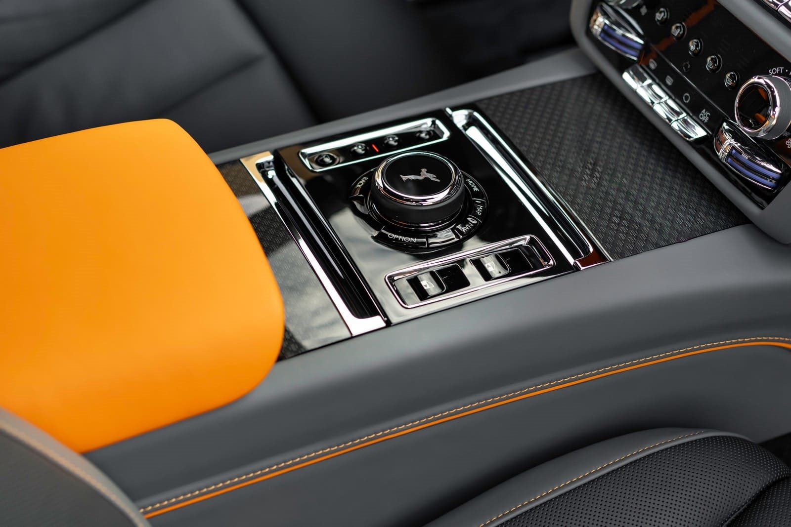 2025 - ROLLS-ROYCE BLACK BADGE GHOST SERIES II ‘AESTHETE’ IN JUBILEE SILVER AND BLACK, foto 14