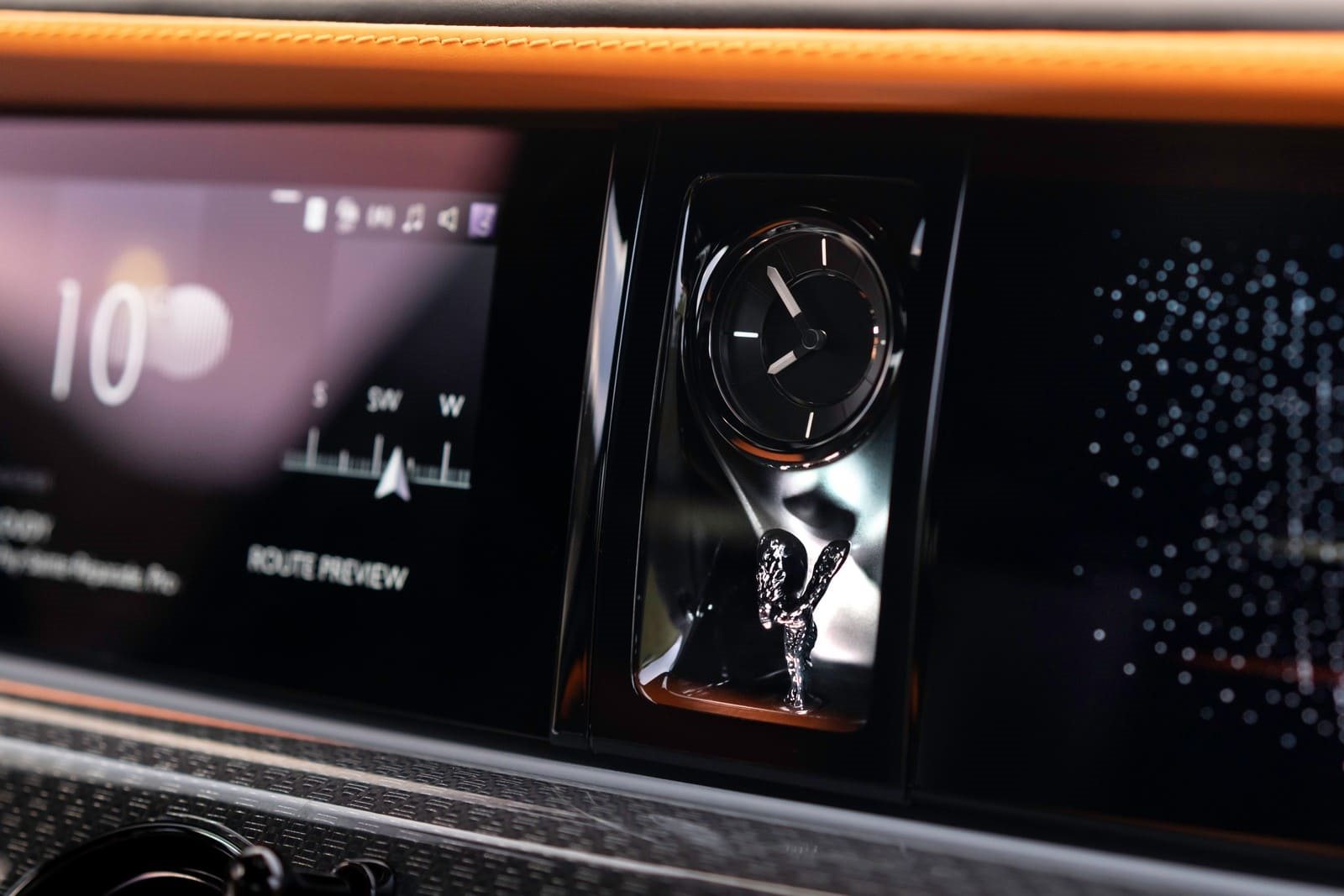 2025 - ROLLS-ROYCE BLACK BADGE GHOST SERIES II ‘AESTHETE’ IN JUBILEE SILVER AND BLACK, foto 15