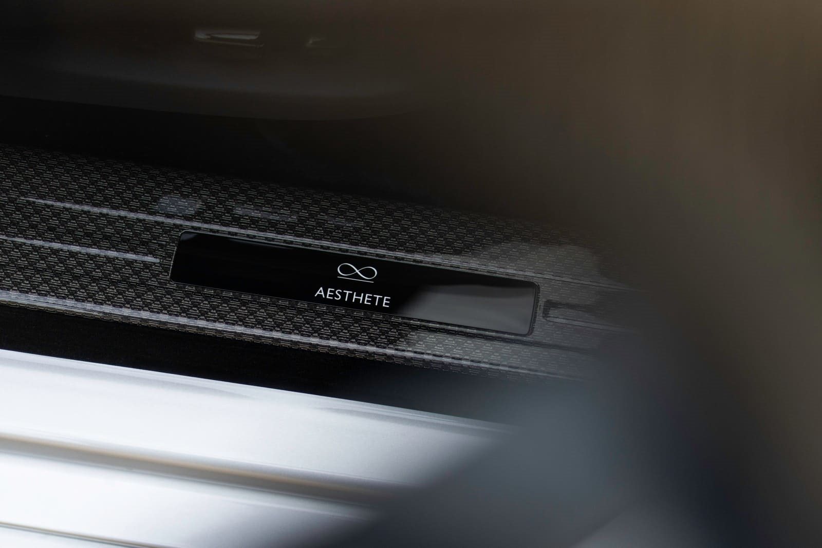 2025 - ROLLS-ROYCE BLACK BADGE GHOST SERIES II ‘AESTHETE’ IN JUBILEE SILVER AND BLACK, foto 18