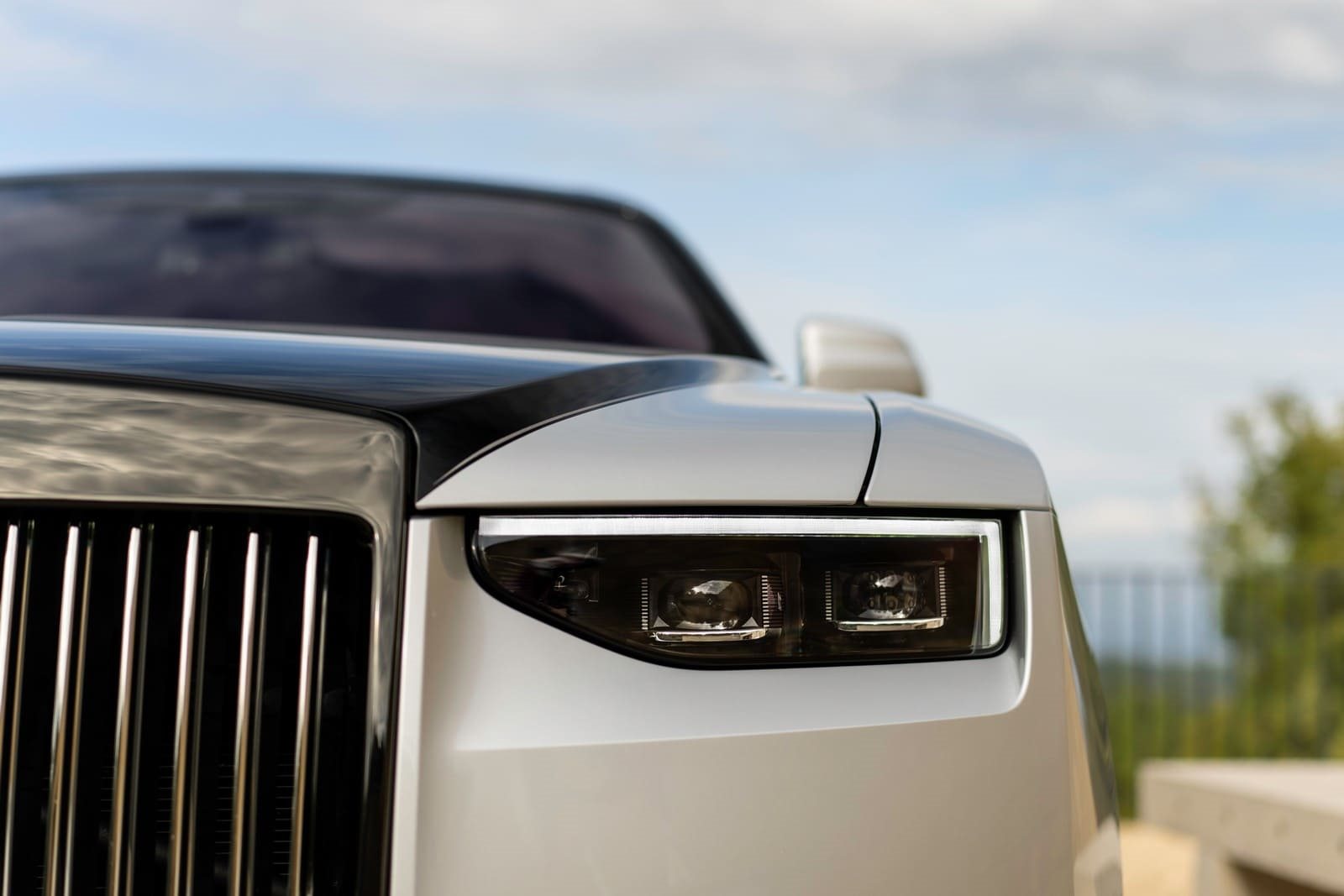 2025 - ROLLS-ROYCE BLACK BADGE GHOST SERIES II ‘AESTHETE’ IN JUBILEE SILVER AND BLACK, foto 19