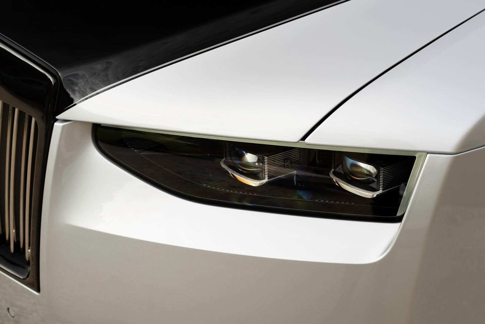 2025 - ROLLS-ROYCE BLACK BADGE GHOST SERIES II ‘AESTHETE’ IN JUBILEE SILVER AND BLACK, foto 20