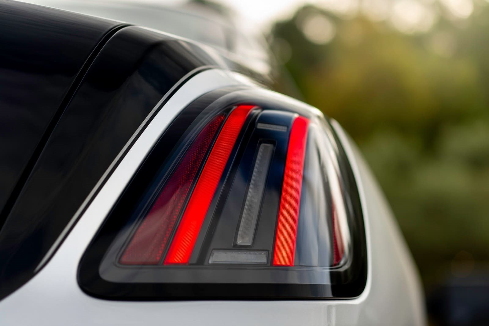 2025 - ROLLS-ROYCE BLACK BADGE GHOST SERIES II ‘AESTHETE’ IN JUBILEE SILVER AND BLACK, foto 21