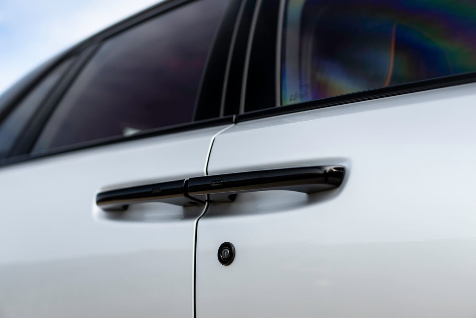 2025 - ROLLS-ROYCE BLACK BADGE GHOST SERIES II ‘AESTHETE’ IN JUBILEE SILVER AND BLACK, foto 22
