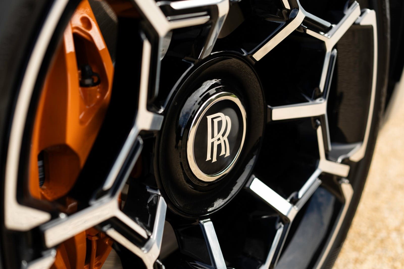 2025 - ROLLS-ROYCE BLACK BADGE GHOST SERIES II ‘AESTHETE’ IN JUBILEE SILVER AND BLACK, foto 23