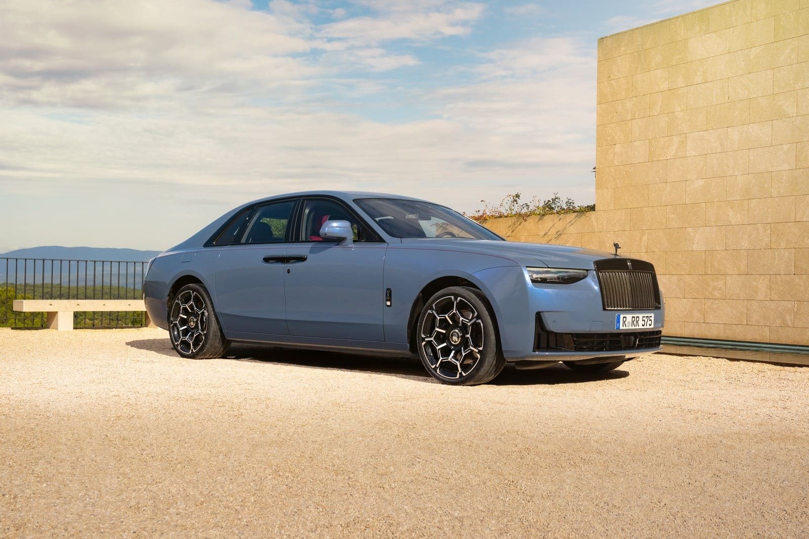 2025 - ROLLS-ROYCE BLACK BADGE GHOST SERIES II ‘ENDEAVOUR’ IN WITTERING BLUE, foto 1