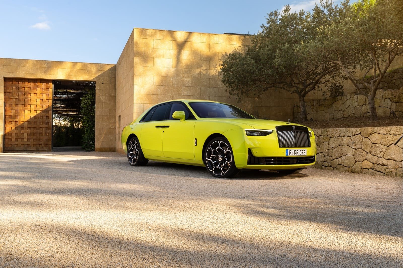 2025 - ROLLS-ROYCE BLACK BADGE GHOST SERIES II ‘IDEALIST’ IN VALIVIAN LIME, foto 1