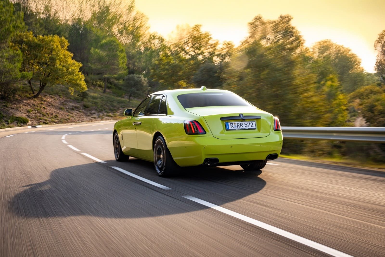 2025 - ROLLS-ROYCE BLACK BADGE GHOST SERIES II ‘IDEALIST’ IN VALIVIAN LIME, foto 2