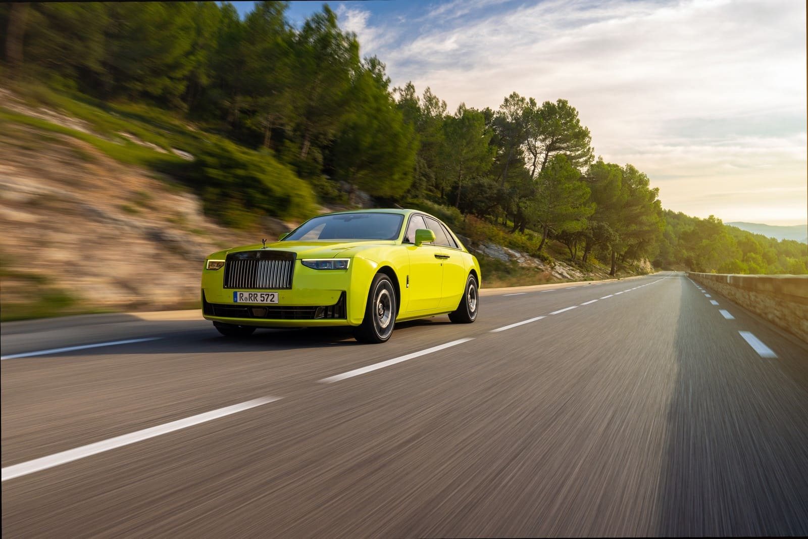 2025 - ROLLS-ROYCE BLACK BADGE GHOST SERIES II ‘IDEALIST’ IN VALIVIAN LIME, foto 3