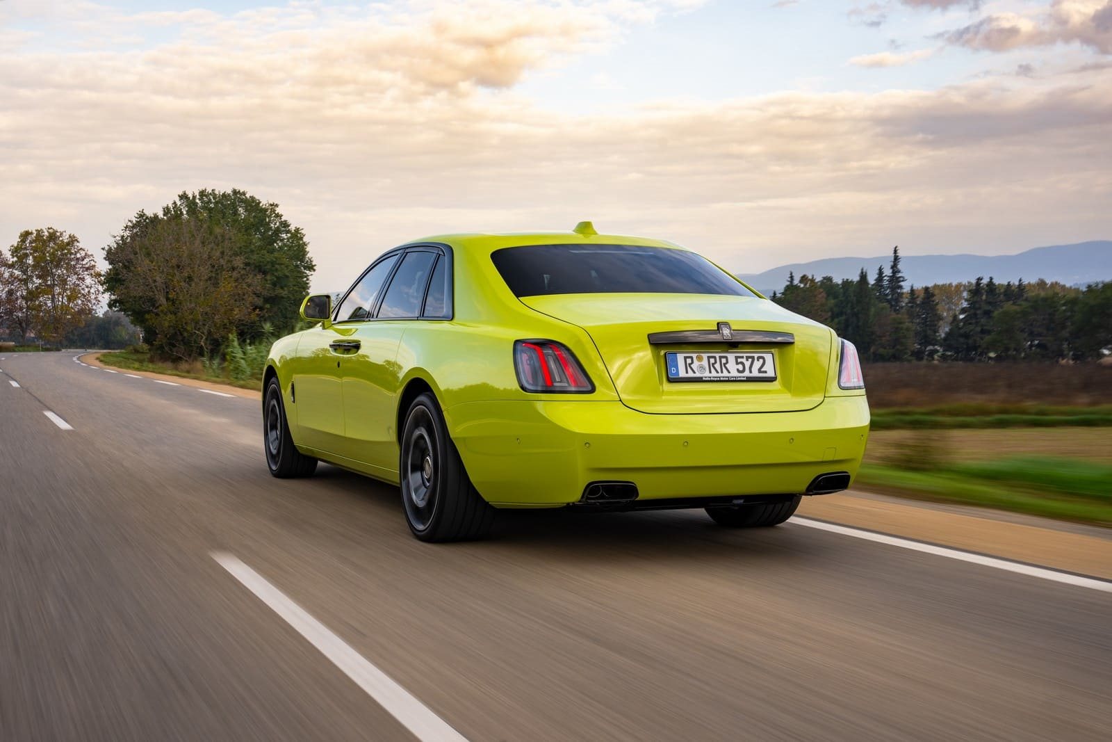 2025 - ROLLS-ROYCE BLACK BADGE GHOST SERIES II ‘IDEALIST’ IN VALIVIAN LIME, foto 4