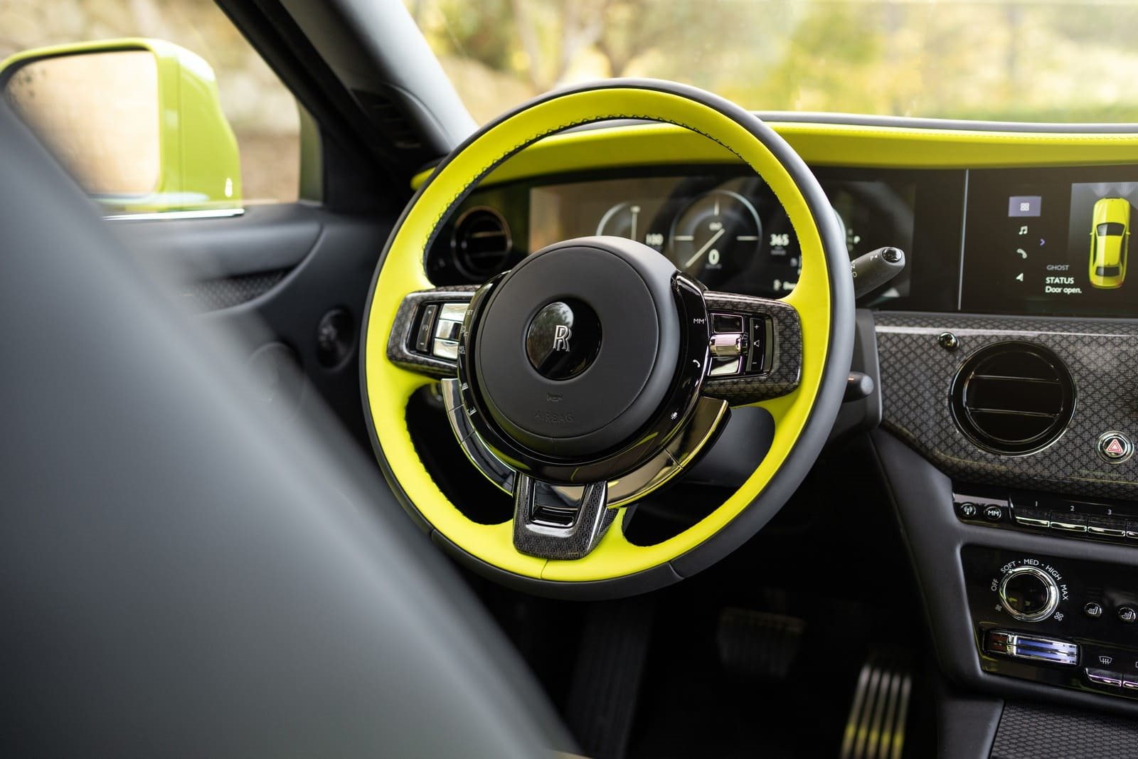 2025 - ROLLS-ROYCE BLACK BADGE GHOST SERIES II ‘IDEALIST’ IN VALIVIAN LIME, foto 8