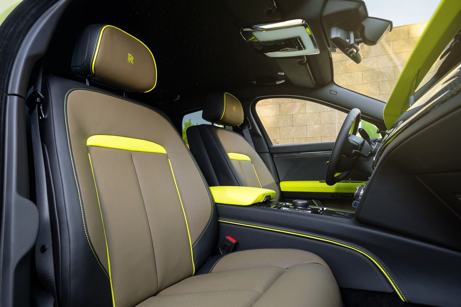 2025 - ROLLS-ROYCE BLACK BADGE GHOST SERIES II ‘IDEALIST’ IN VALIVIAN LIME, foto 9