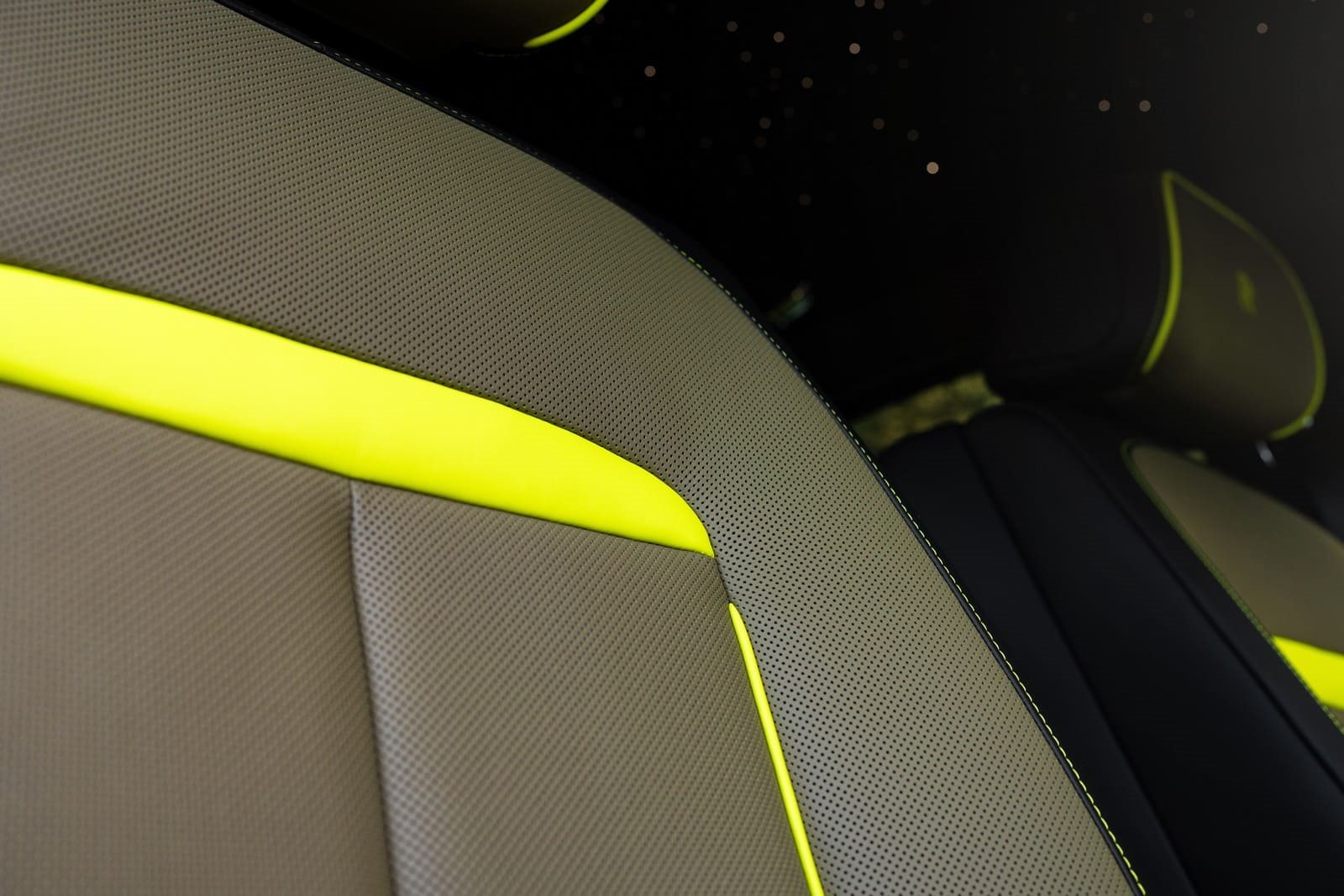 2025 - ROLLS-ROYCE BLACK BADGE GHOST SERIES II ‘IDEALIST’ IN VALIVIAN LIME, foto 10