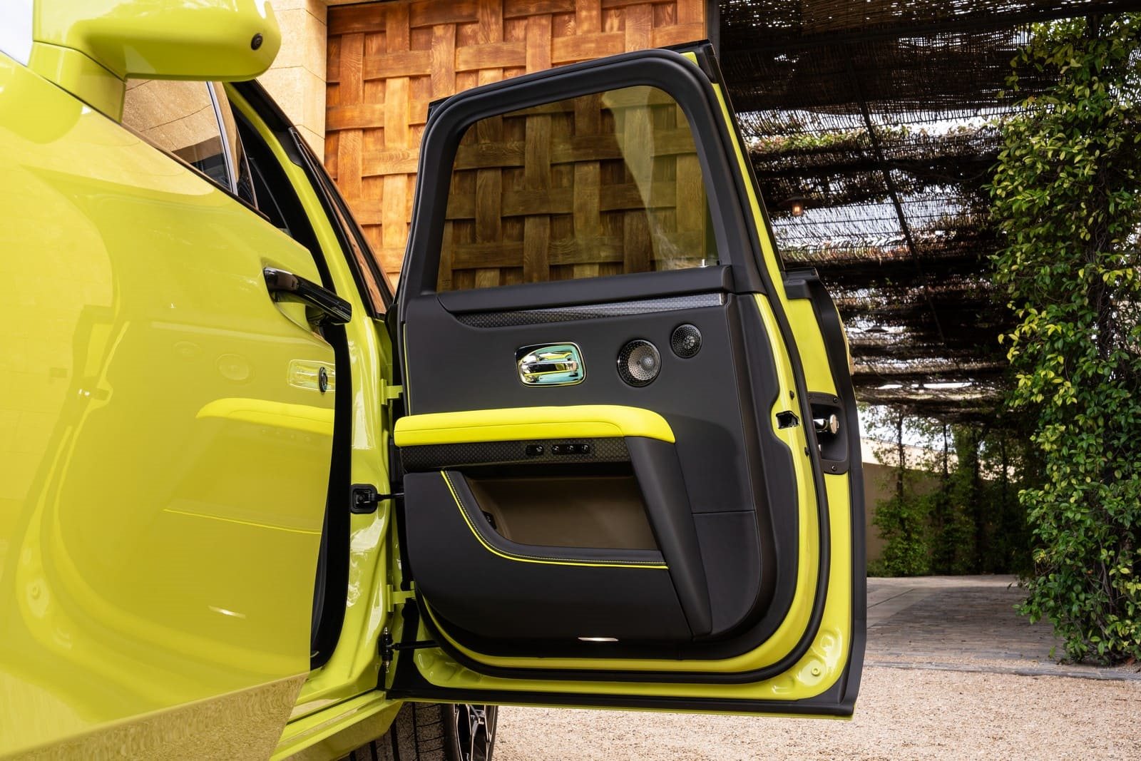 2025 - ROLLS-ROYCE BLACK BADGE GHOST SERIES II ‘IDEALIST’ IN VALIVIAN LIME, foto 11
