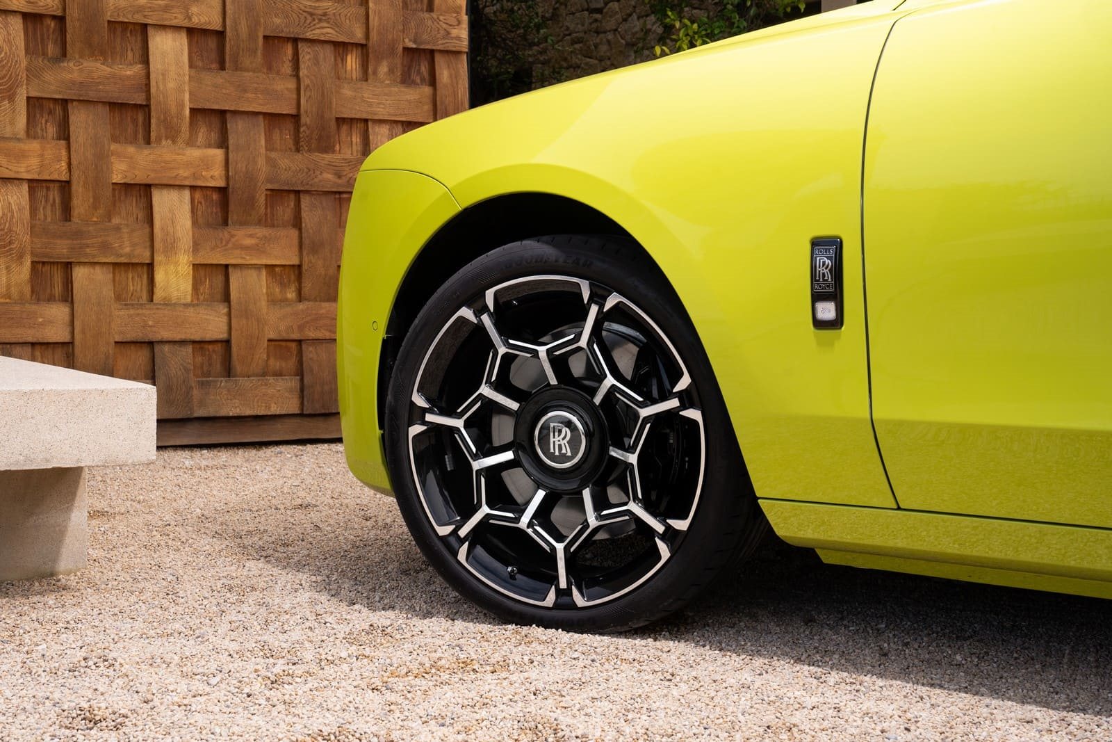 2025 - ROLLS-ROYCE BLACK BADGE GHOST SERIES II ‘IDEALIST’ IN VALIVIAN LIME, foto 14