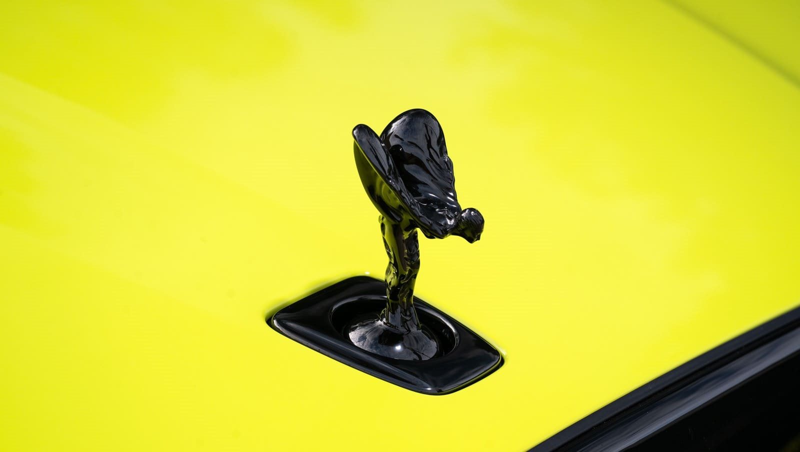 2025 - ROLLS-ROYCE BLACK BADGE GHOST SERIES II ‘IDEALIST’ IN VALIVIAN LIME, foto 15
