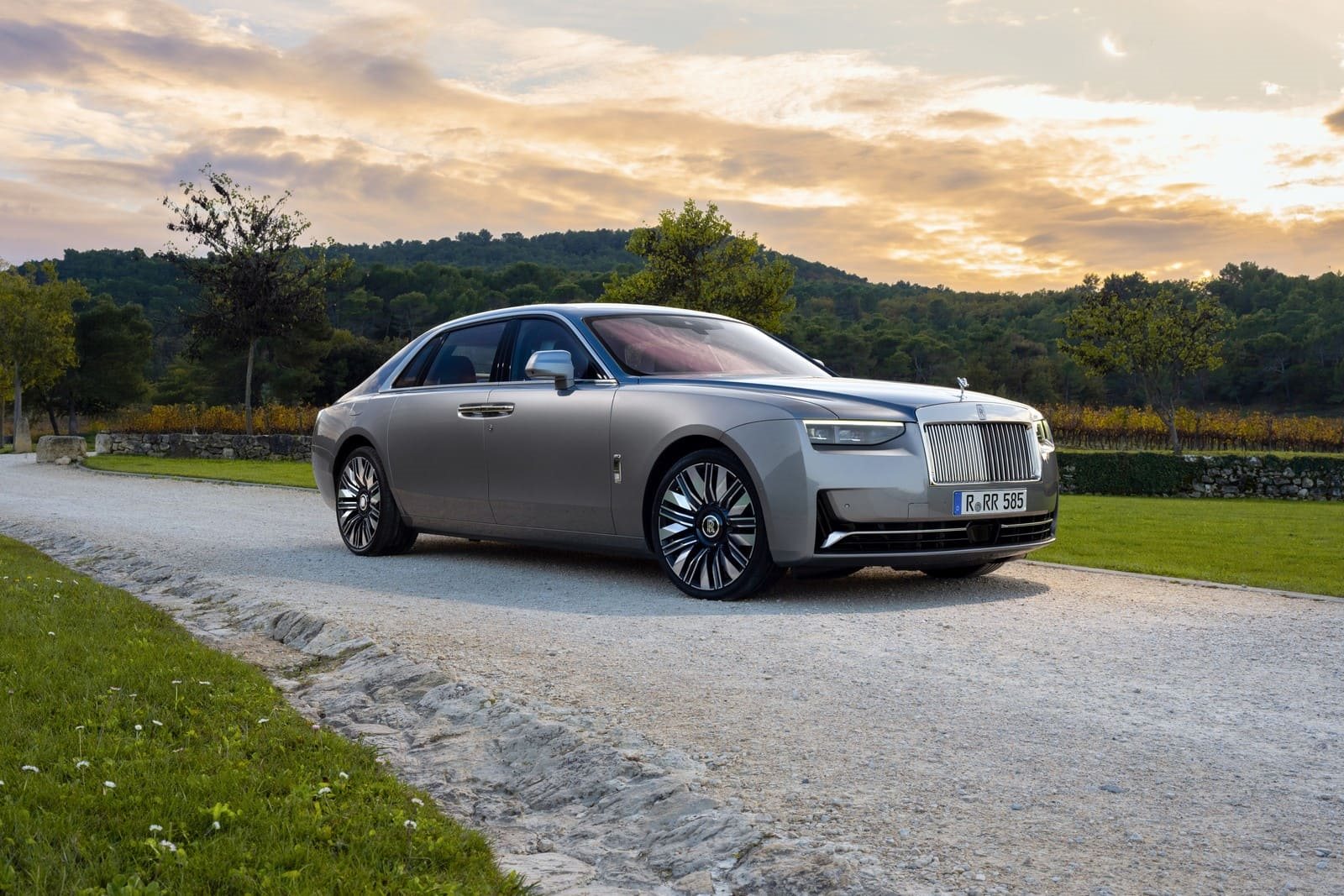 2025 - ROLLS-ROYCE GHOST EXTENDED SERIES II IN WITTERING BLUE AND SILVER, foto 1