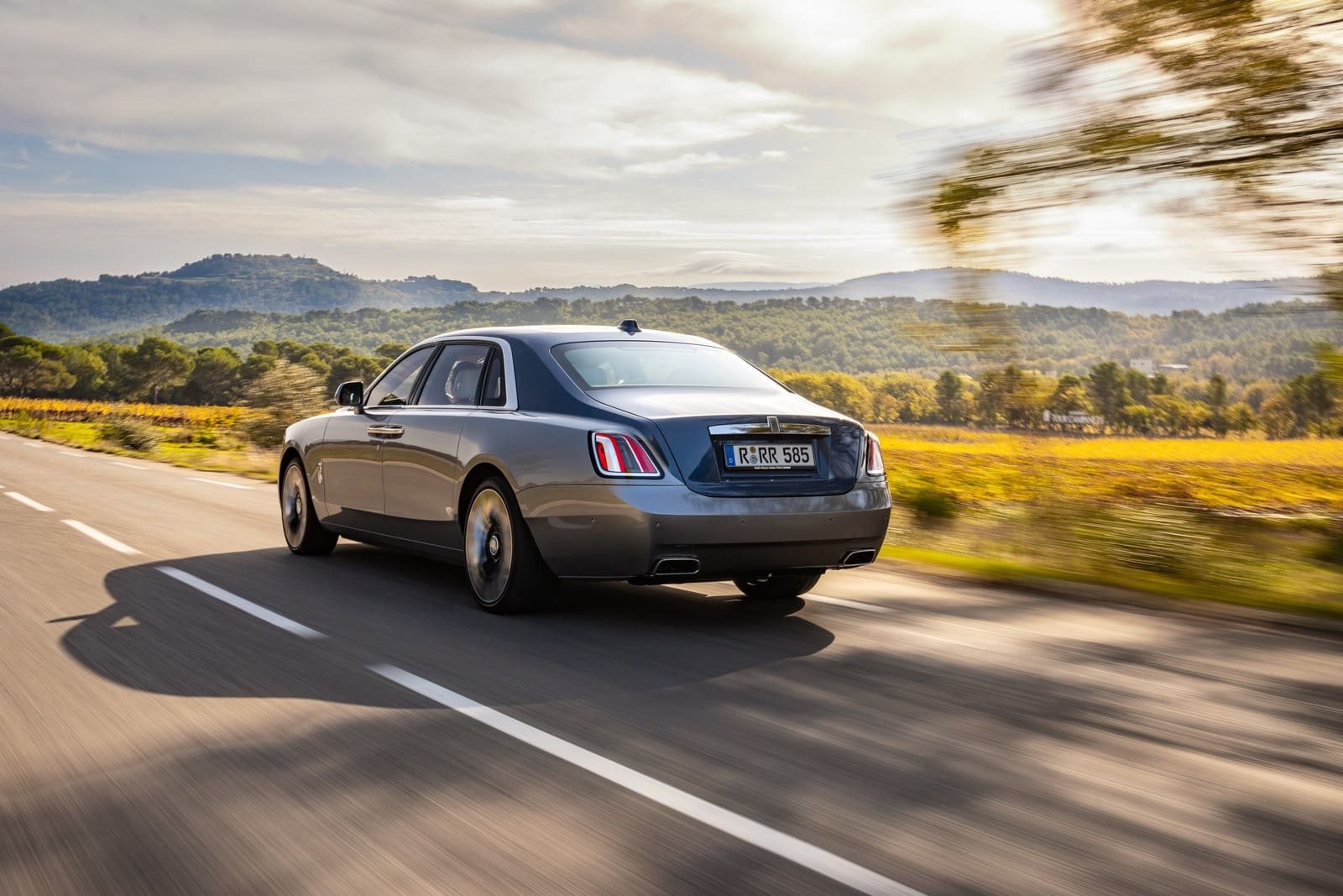 2025 - ROLLS-ROYCE GHOST EXTENDED SERIES II IN WITTERING BLUE AND SILVER, foto 2