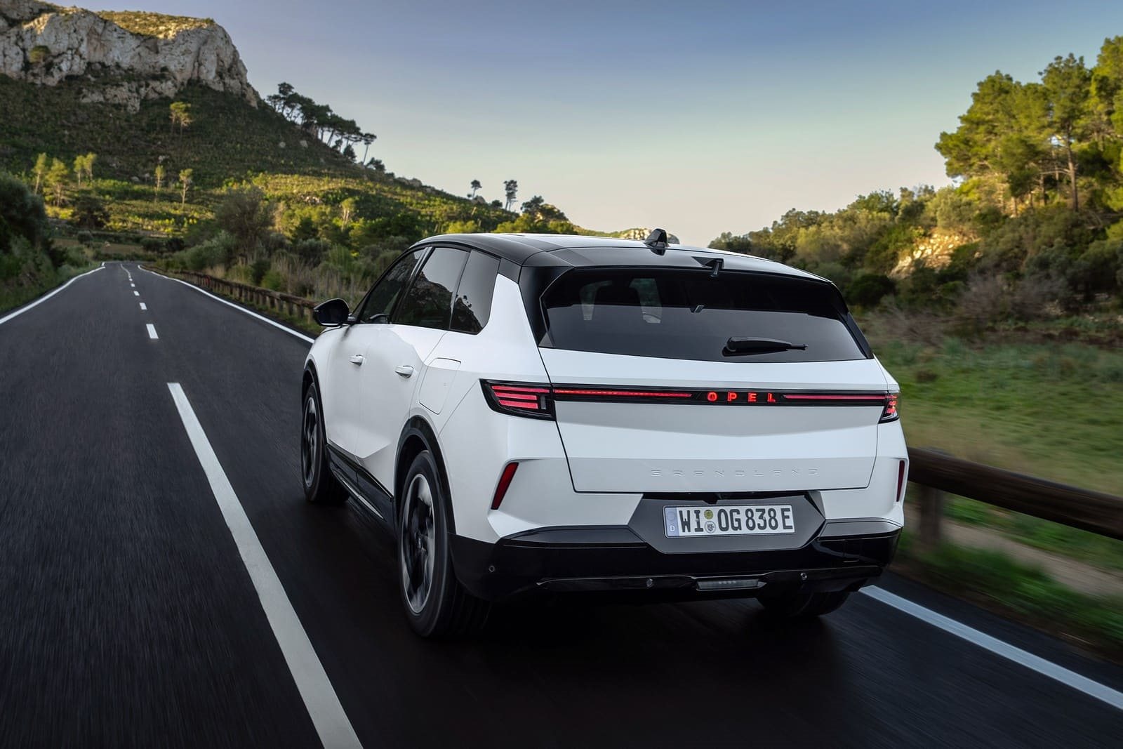 2025 - OPEL GRANDLAND PHEV WHITE, foto 2
