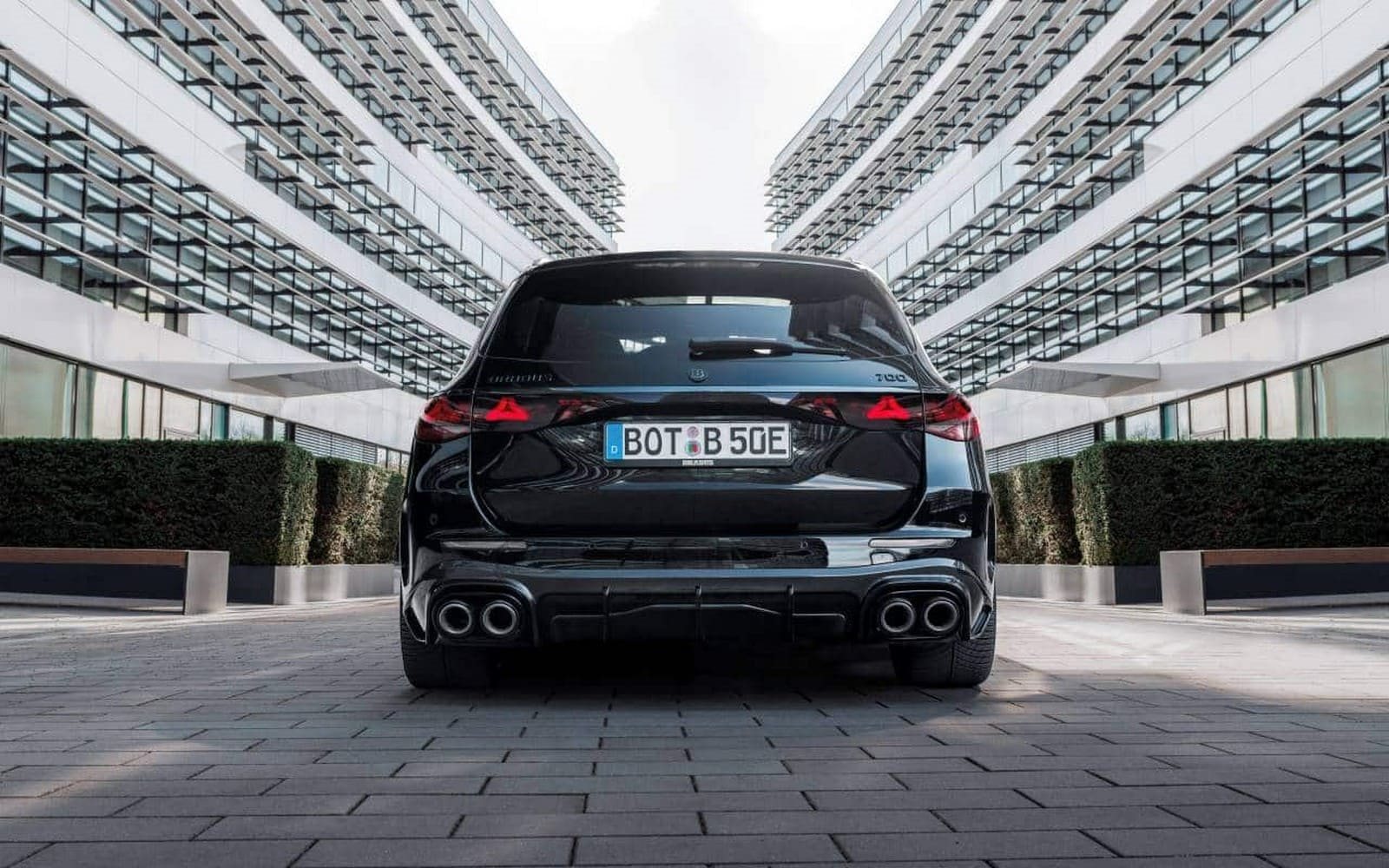 2025 - MERCEDES-AMG E 53 HYBRID BRABUS 700, foto 23