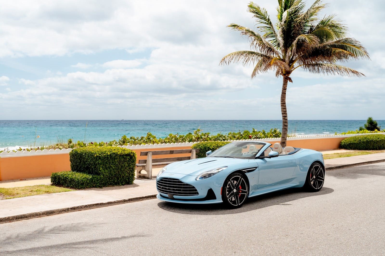 ASTON MARTIN DB12 VOLANTE PALM BEACH EDITION, foto 1