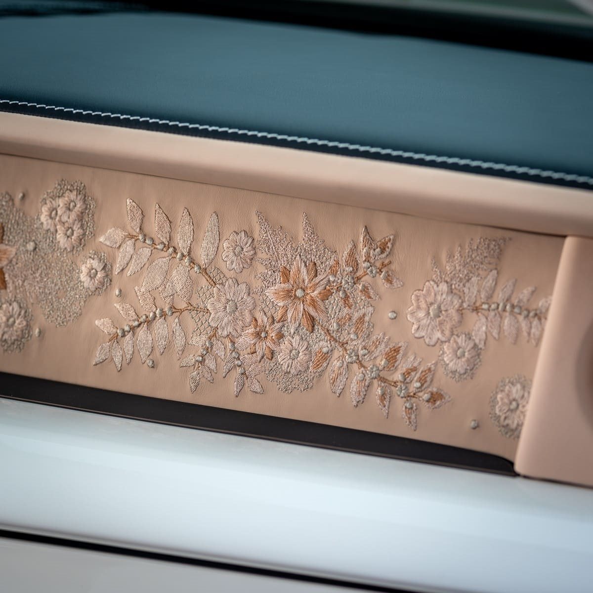 2025 - ROLLS-ROYCE PHANTOM DENTELLE, foto 3