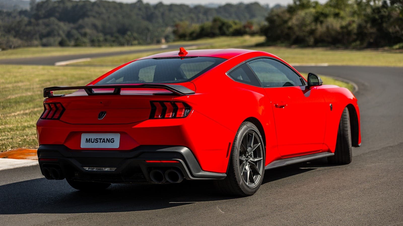 FORD MUSTANG DARK HORSE, foto 2
