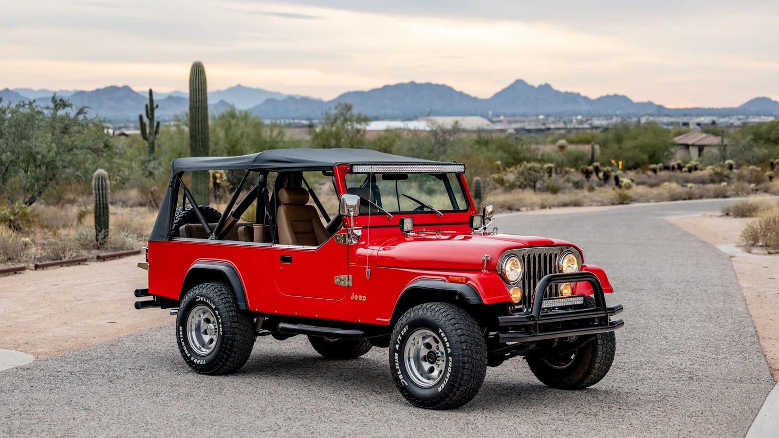 1982 - JEEP CJ-8 SCRAMBLER RED, foto 1