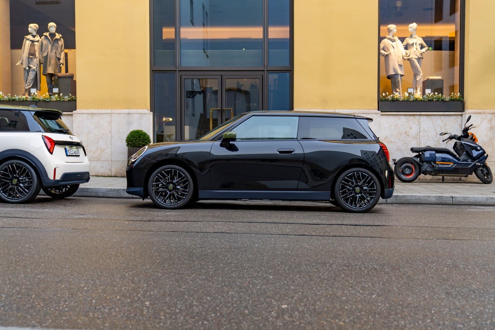 MINI COOPER SE PAUL SMITH EDITION IN MIDNIGHT BLACK, foto 1