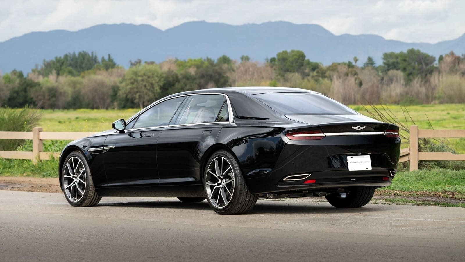 2017 - ASTON MARTIN LAGONDA TARAF, foto 2