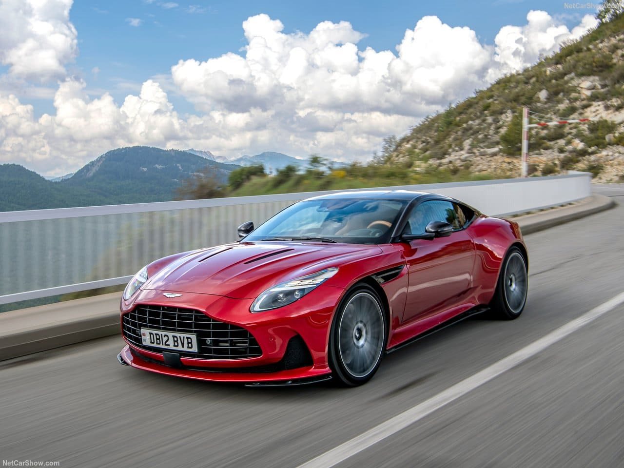 2024 - ASTON MARTIN DB12 HYPER RED, foto 37