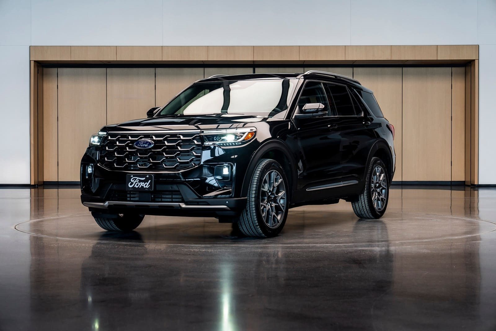 FORD EXPLORER HYBRID POPE LEO XIV, foto 1