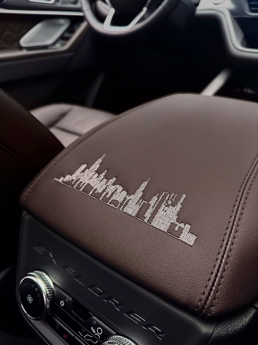 FORD EXPLORER HYBRID POPE LEO XIV, foto 3