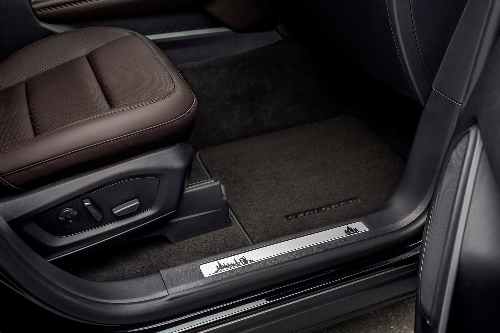FORD EXPLORER HYBRID POPE LEO XIV, foto 6
