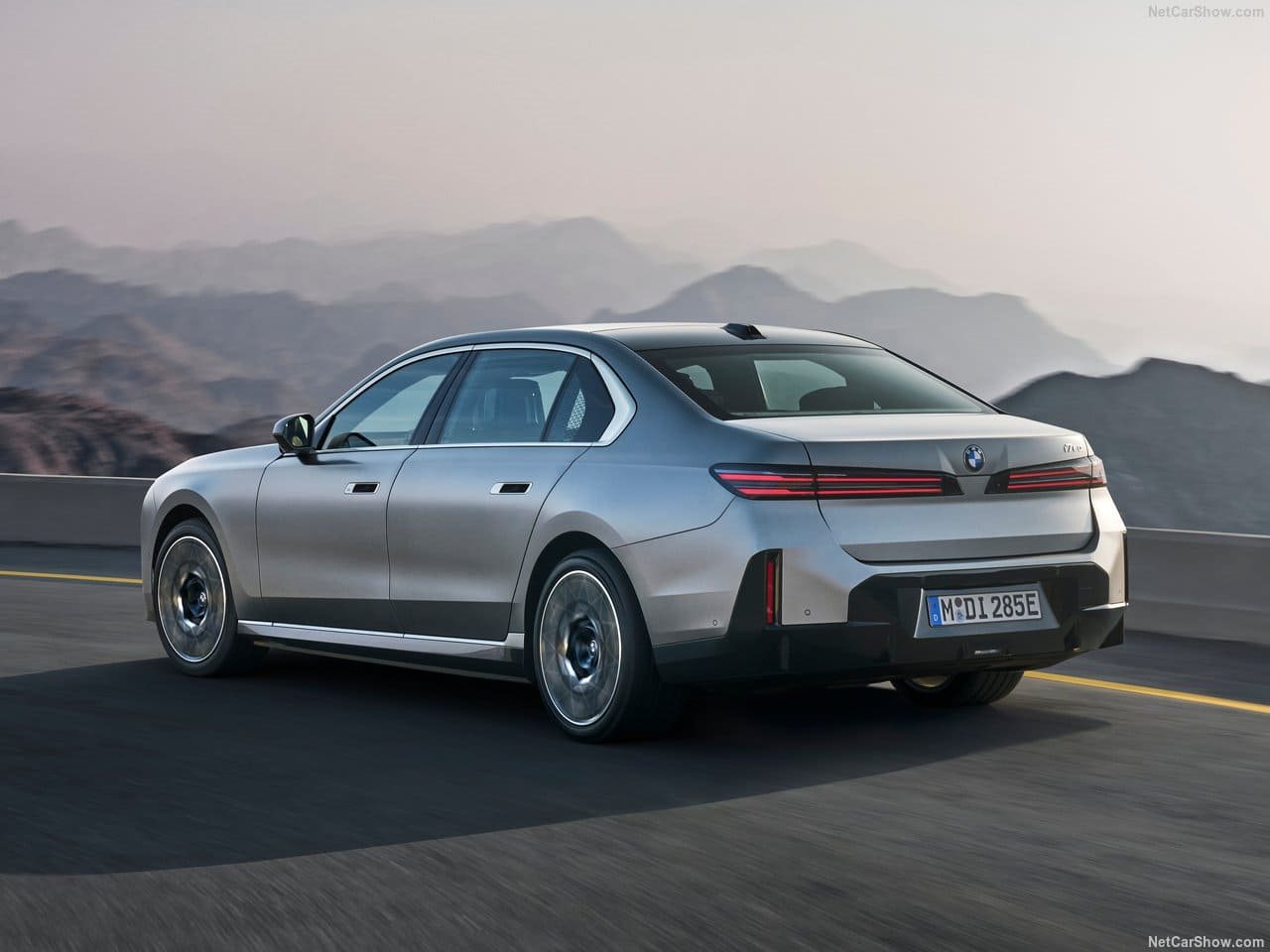 2027 - BMW i7, foto 28