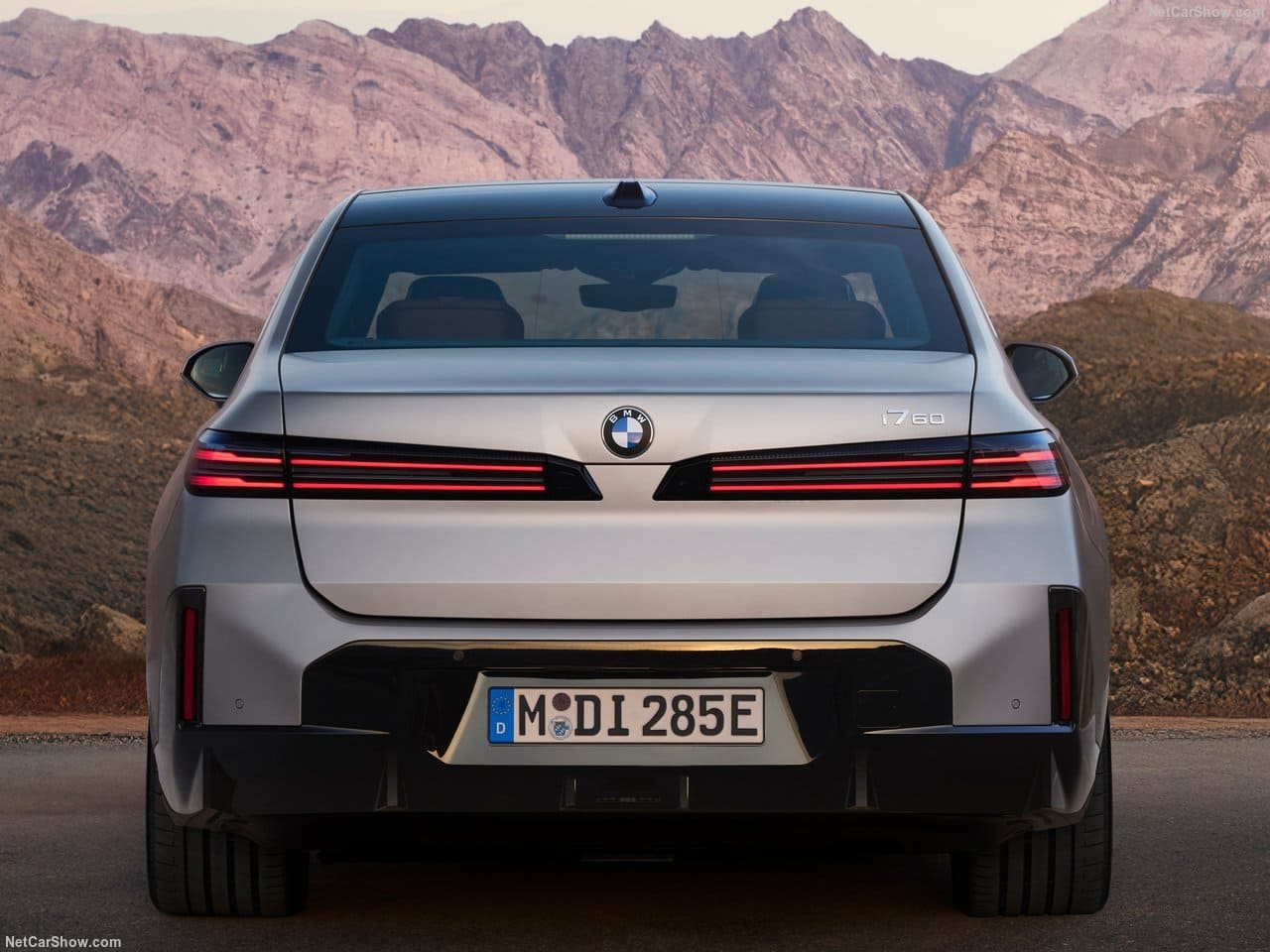 2027 - BMW i7, foto 32