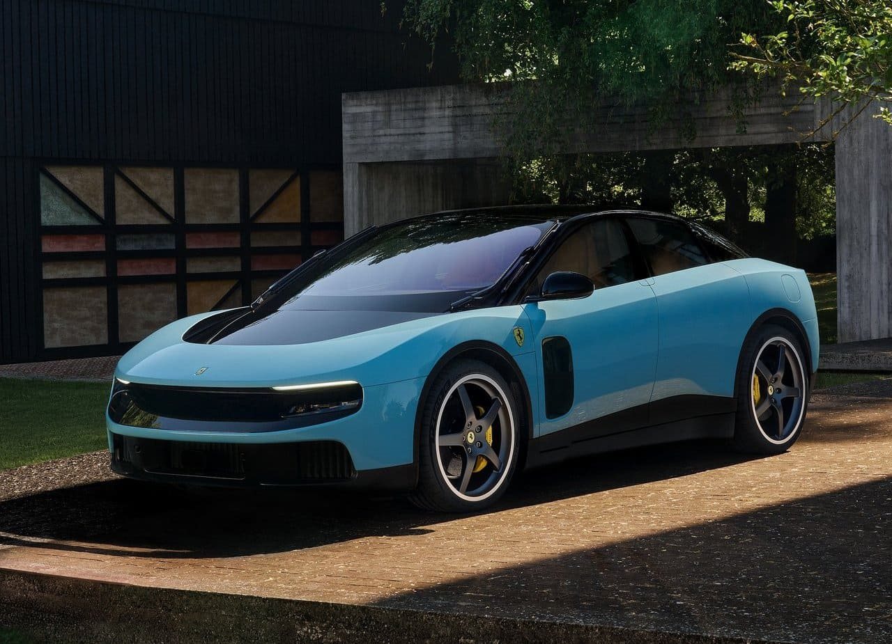 2027 - FERRARI LUCE, foto 1
