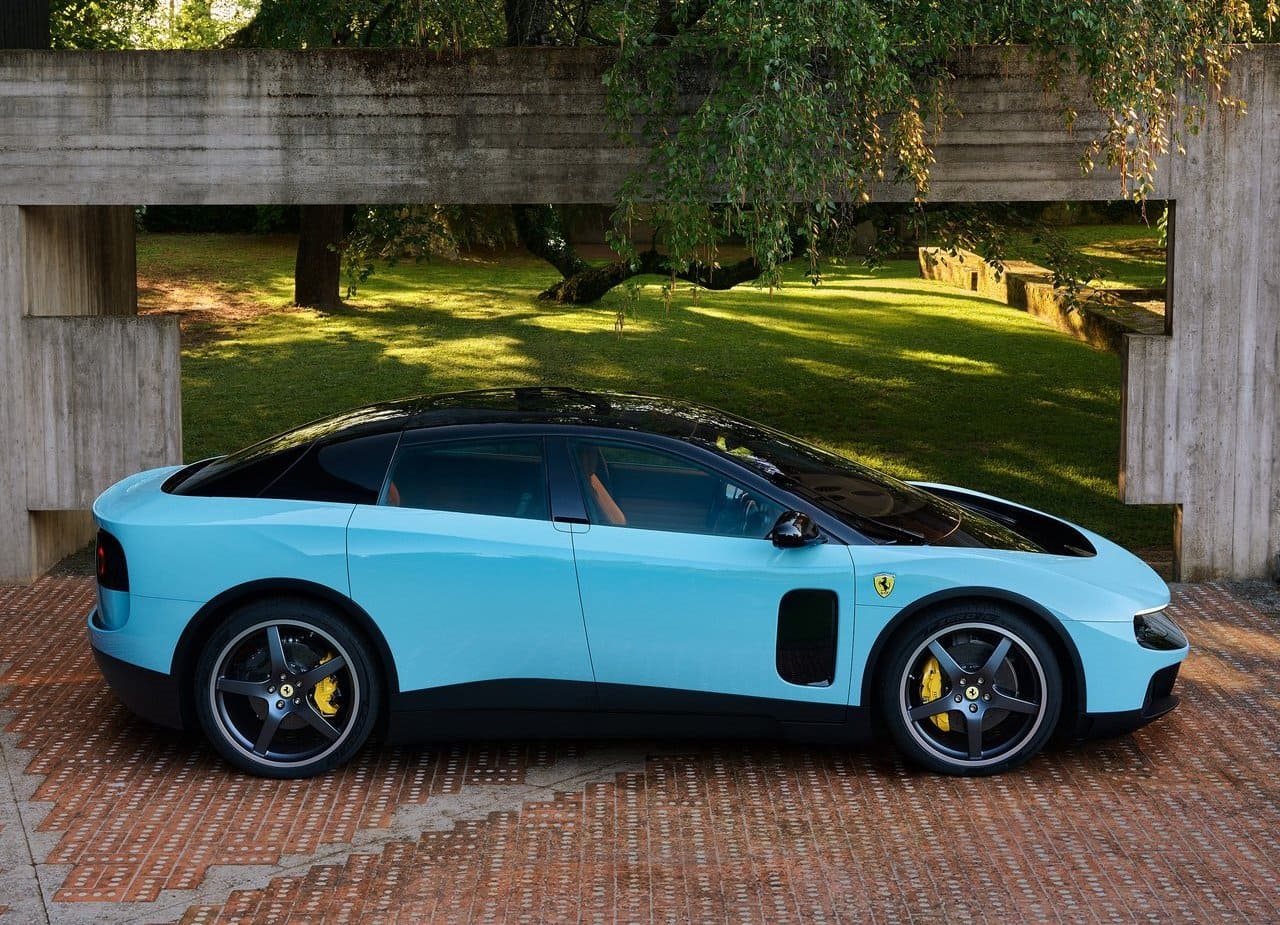 2027 - FERRARI LUCE, foto 3