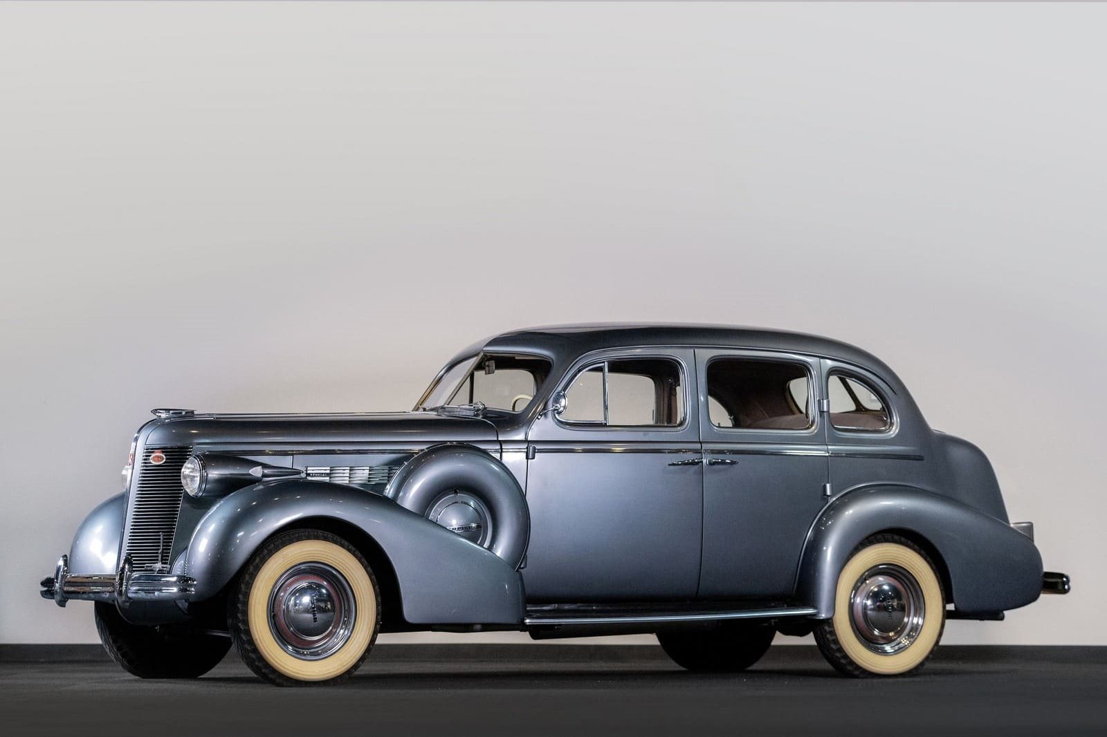 1937 - BUICK SERIES 40 SPECIAL FOUR-DOOR TOURING SEDAN, foto 1